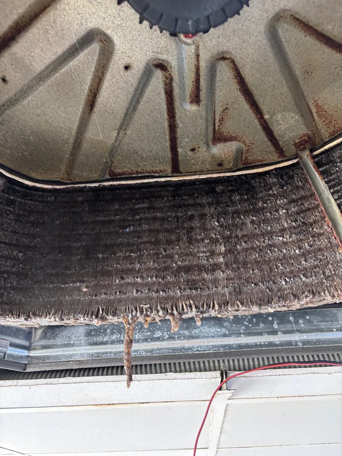 Batería de un split de aire acondicionado con suciedad acumulada