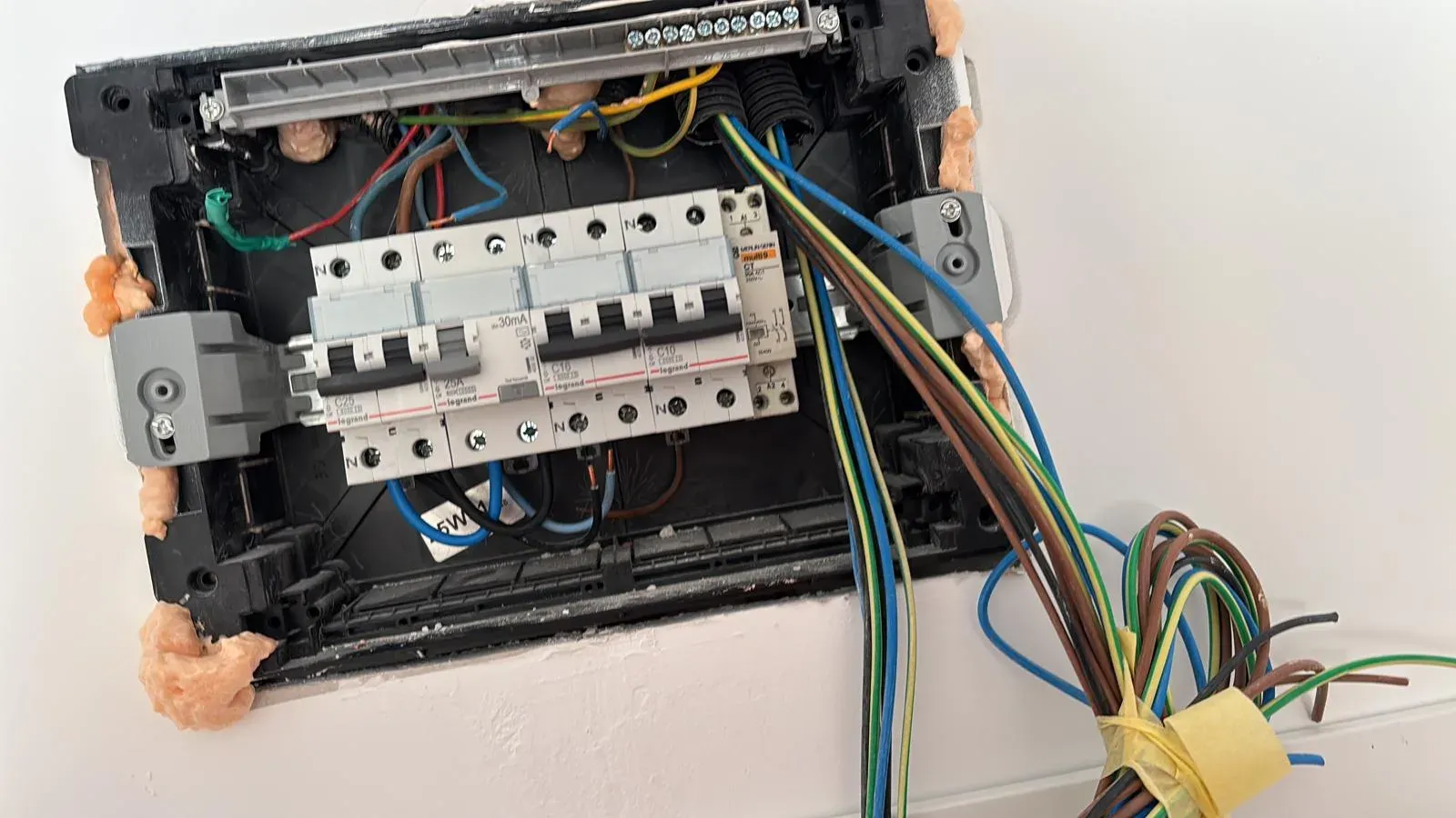Cableado de un cuadro eléctrico durante el montaje