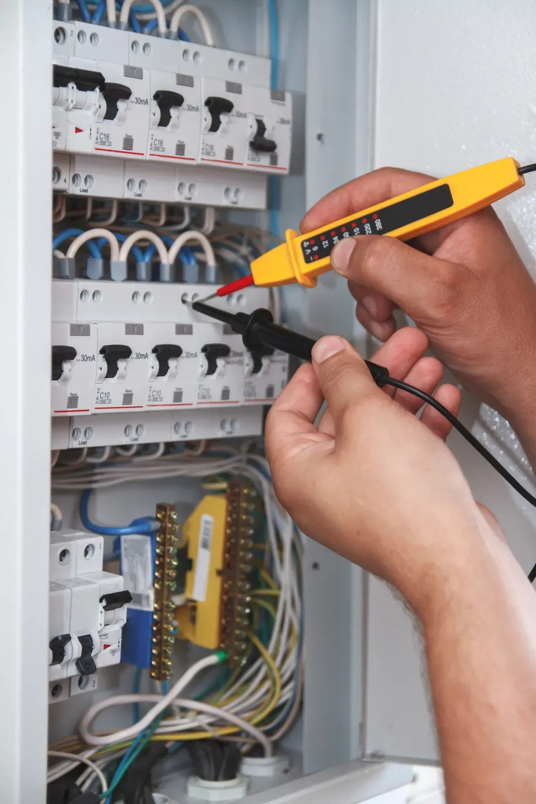 Comprobación de tensión en un cuadro eléctrico abierto