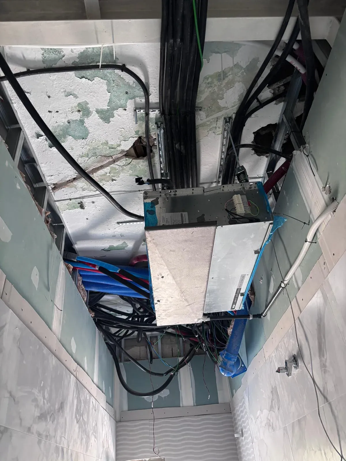 Máquina de aire acondicionado por conductos instalada en el falso techo