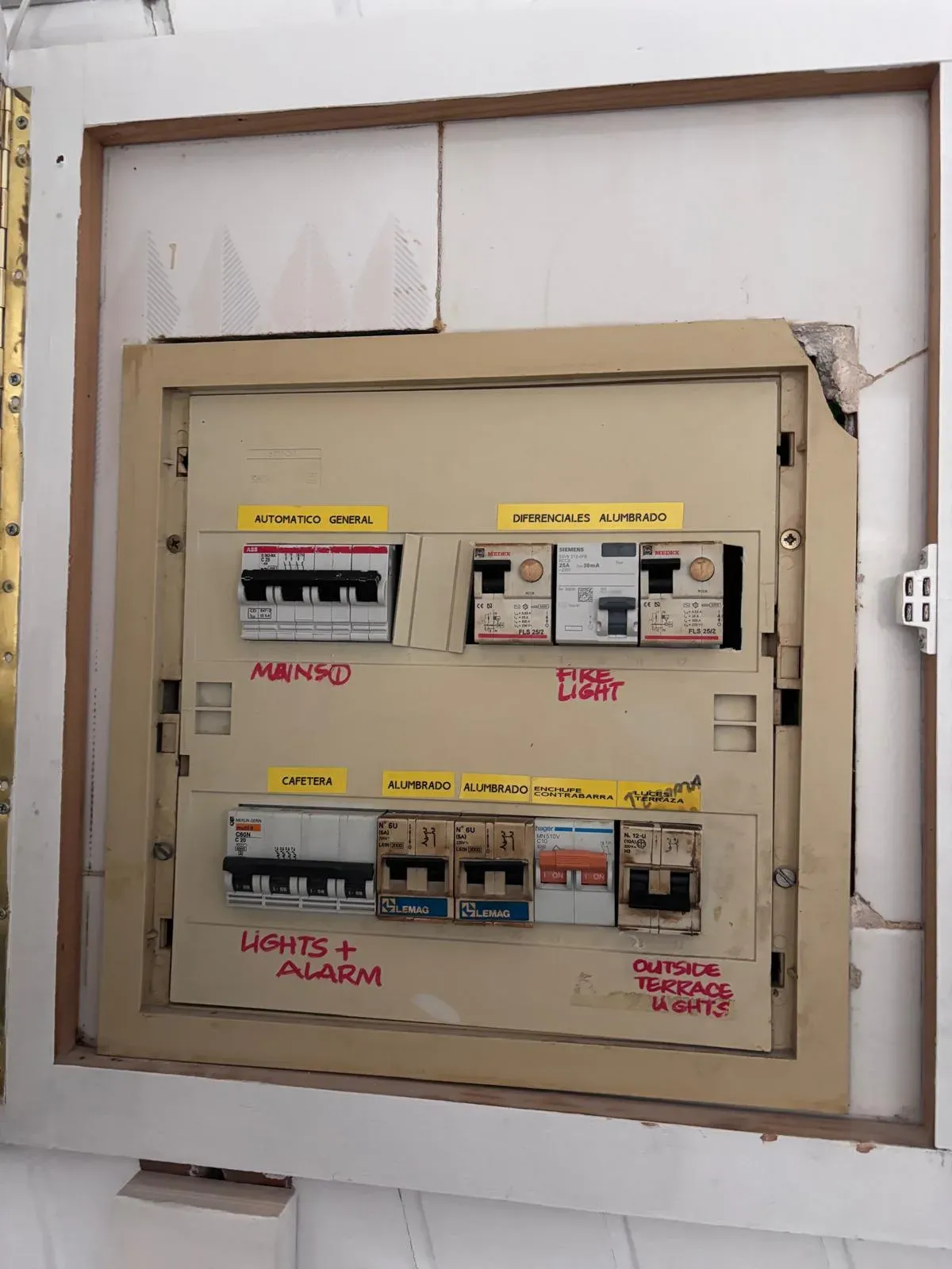 Cuadro eléctrico antiguo antes de su revisión y renovación