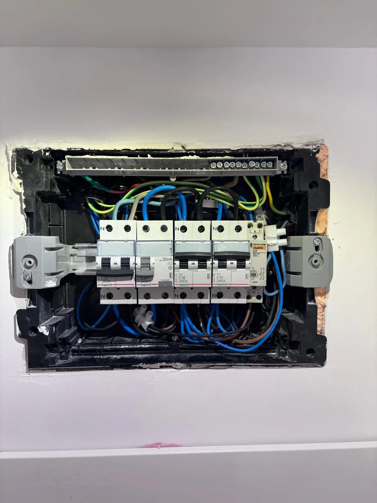 Cuadro eléctrico empotrado con diferenciales recién instalado