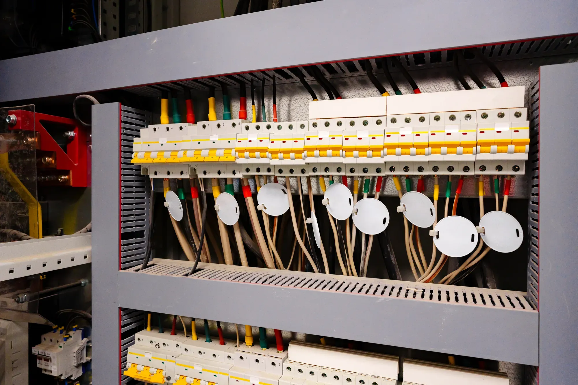 Cuadro eléctrico moderno con interruptores automáticos y diferenciales