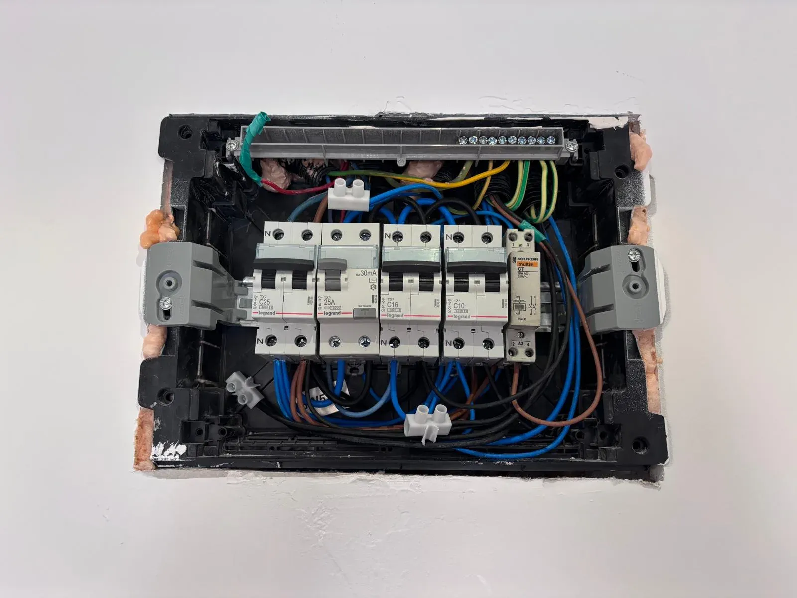 Cuadro eléctrico nuevo con interruptores automáticos y diferenciales