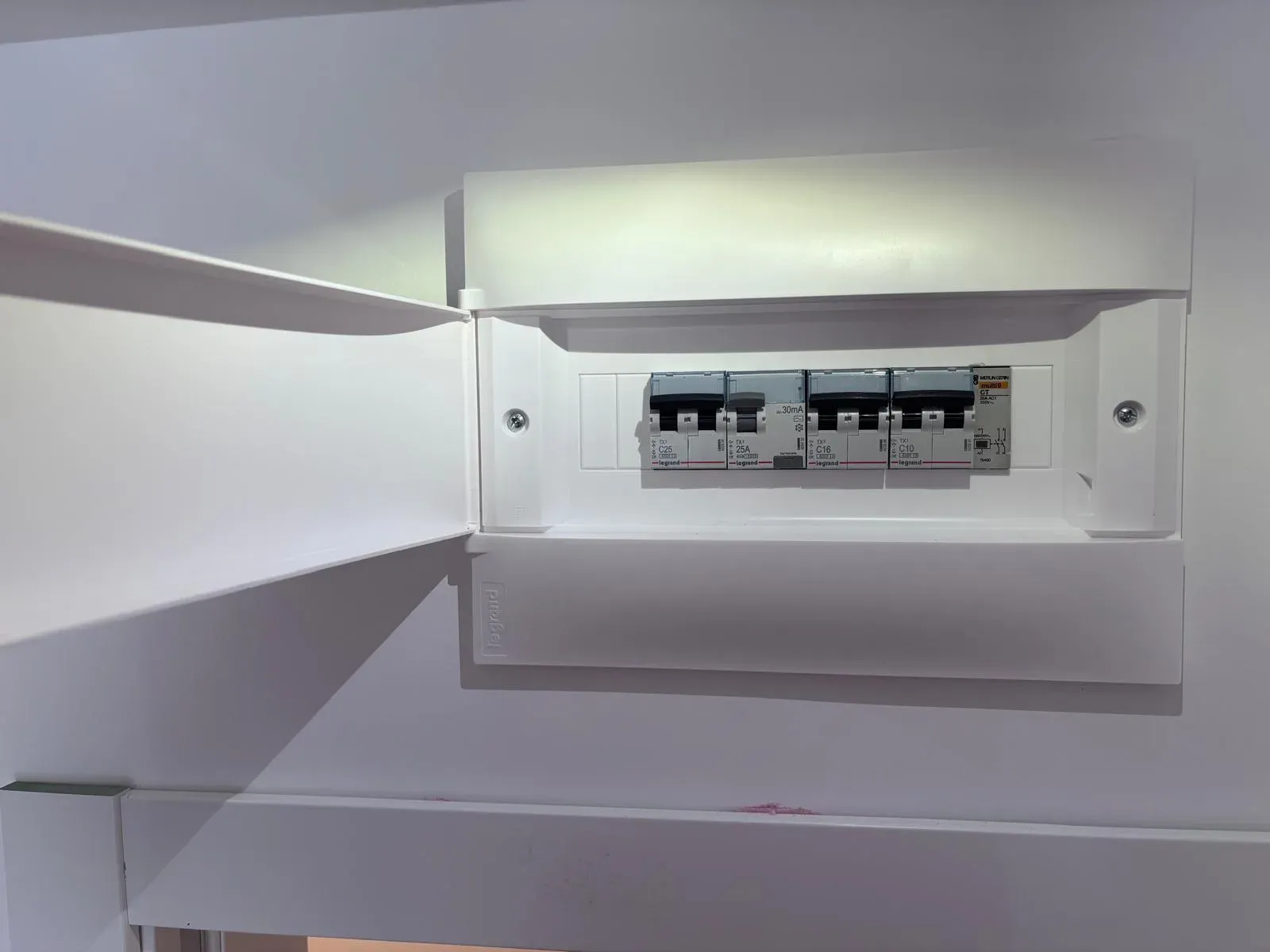 Cuadro eléctrico terminado con su tapa en una vivienda