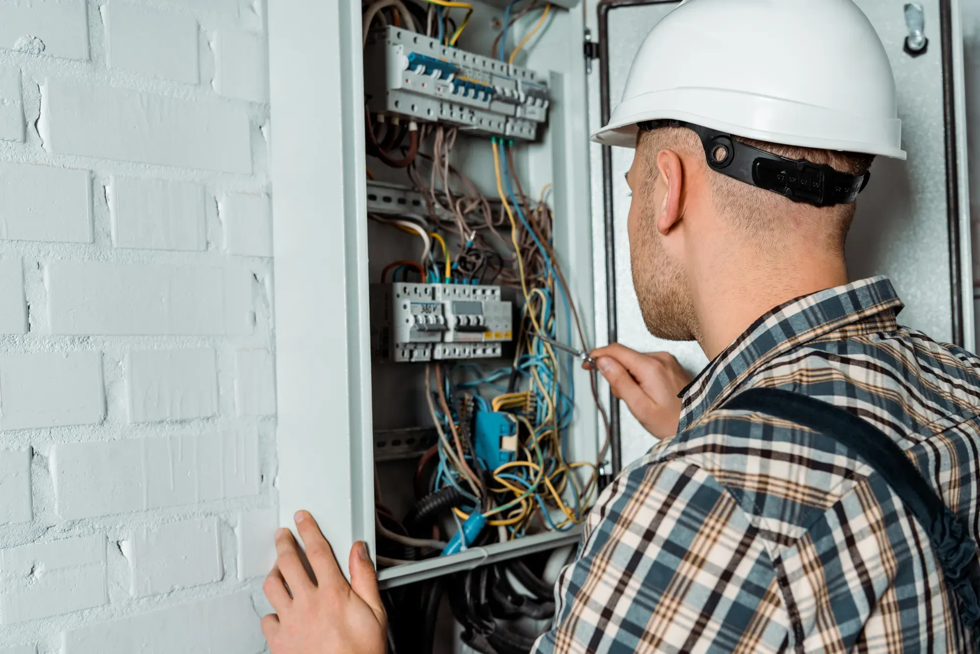 Electricista trabajando en un cuadro eléctrico