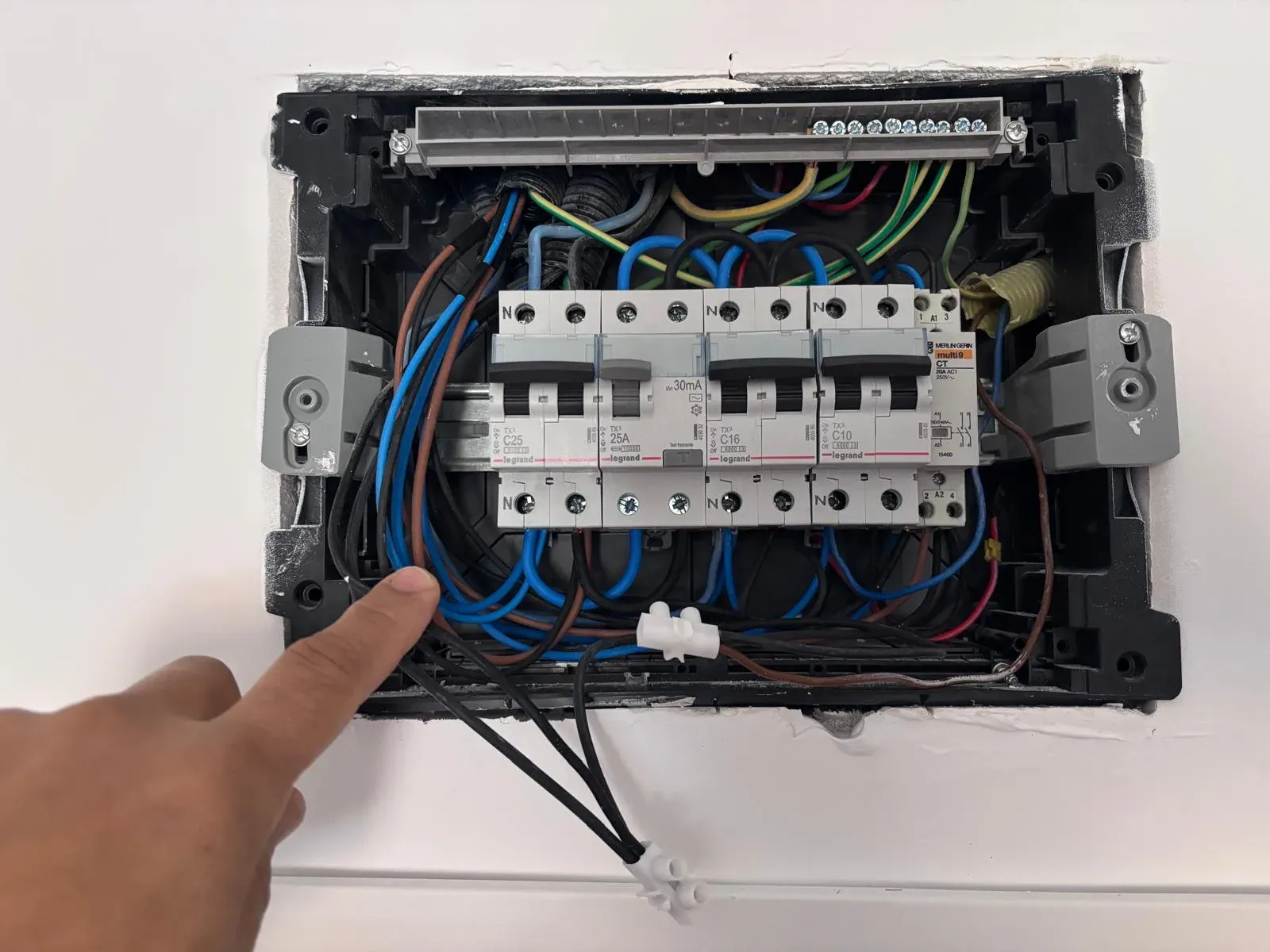 Electricista explicando al cliente el nuevo cuadro eléctrico