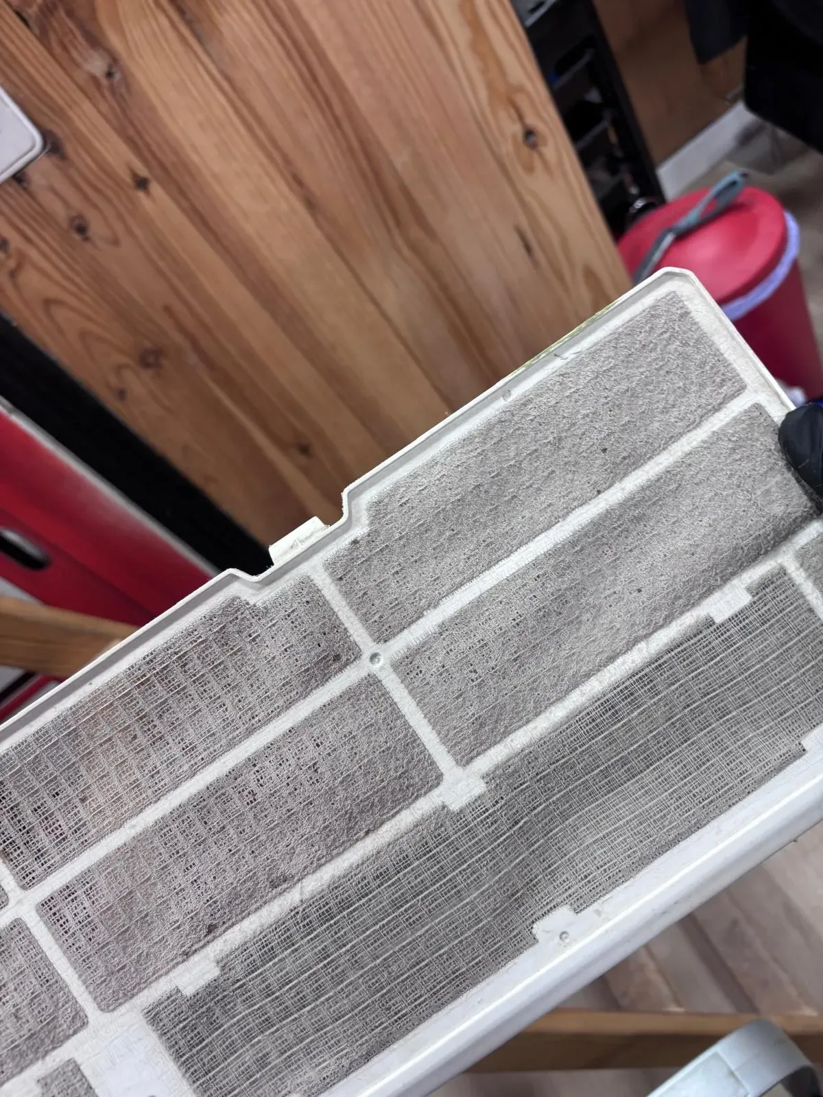 Filtro de aire acondicionado con suciedad antes de la limpieza