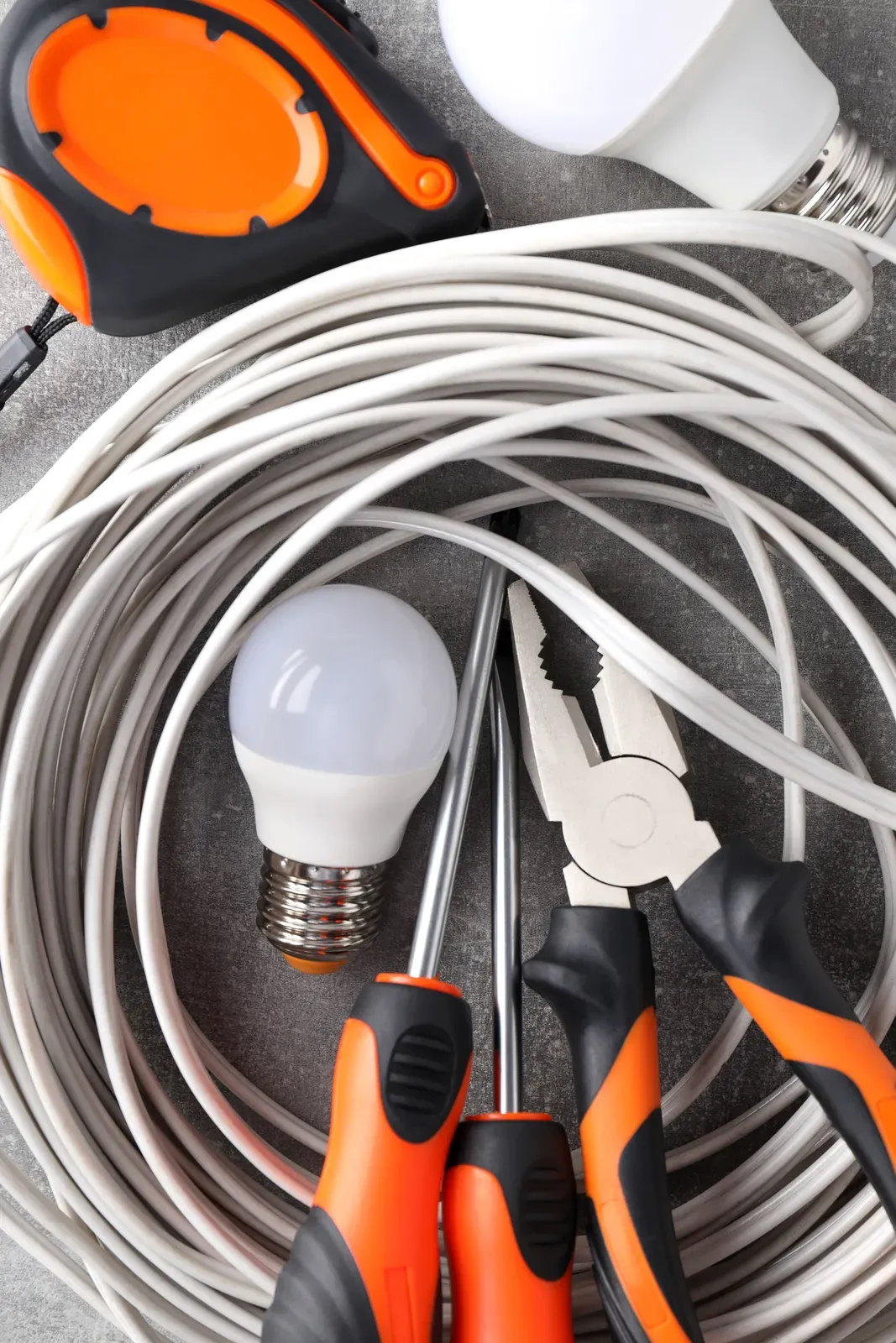 Herramientas de electricista: alicates, destornilladores y cable