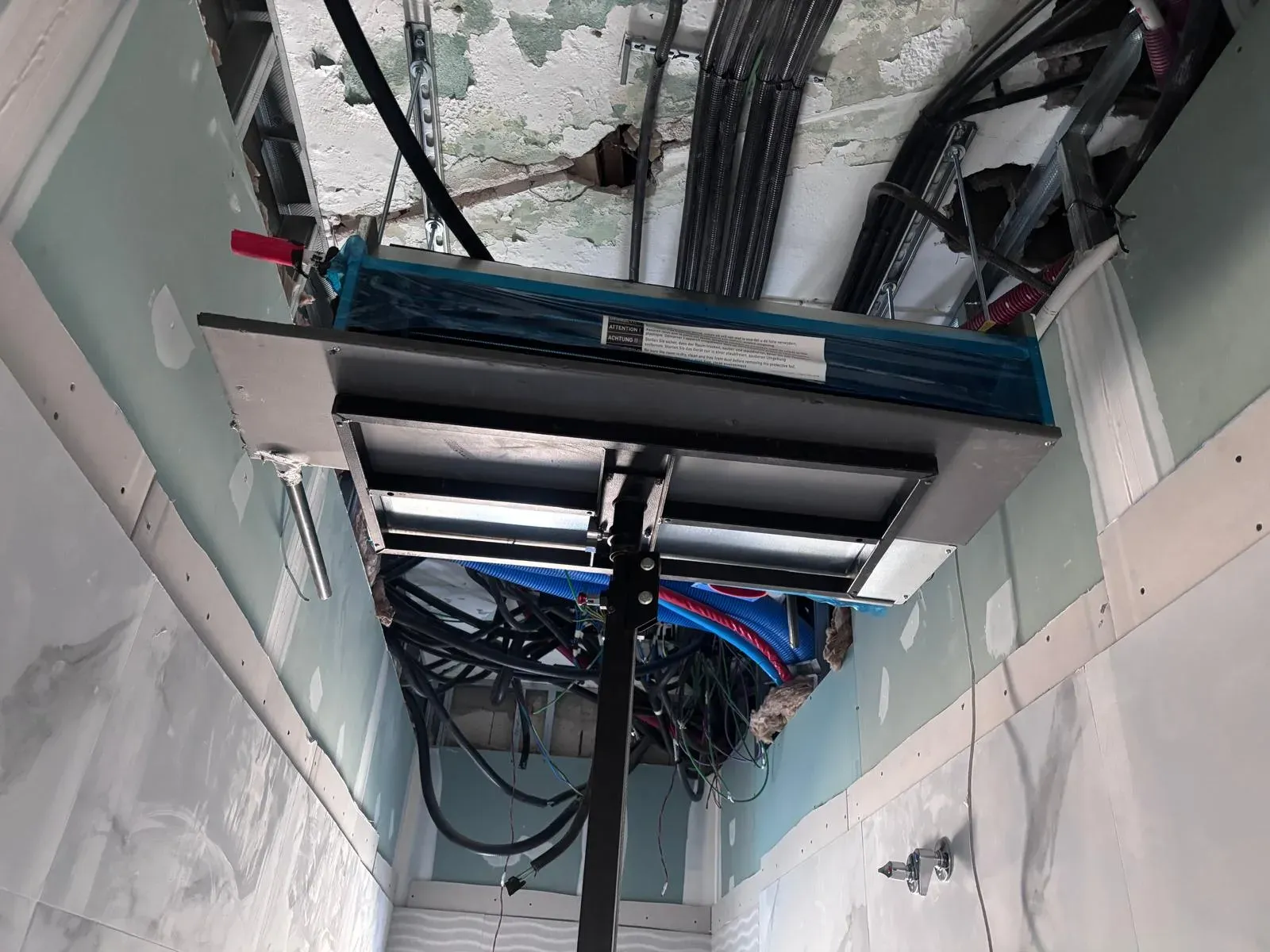 Instalación de aire acondicionado por conductos en un falso techo