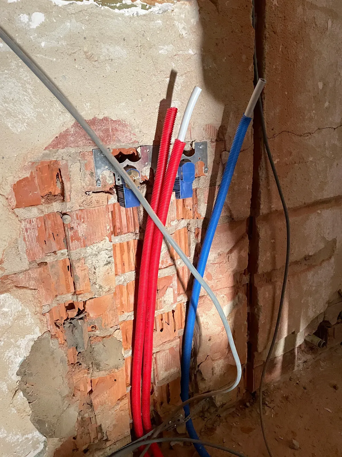 Cableado de una línea eléctrica dedicada por la pared