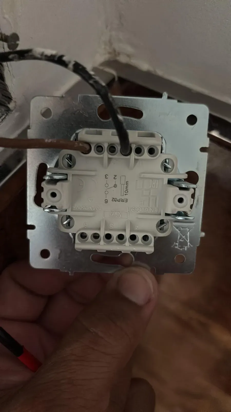 Instalación de un mecanismo de interruptor en la pared
