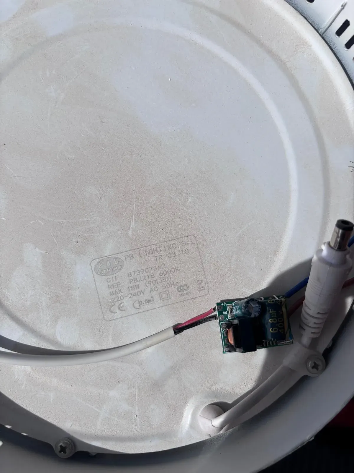 Panel LED preparado para su instalación con el driver conectado