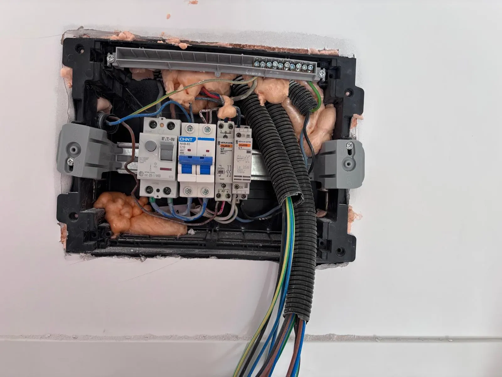 Reparación de un cuadro eléctrico con cambio de protecciones