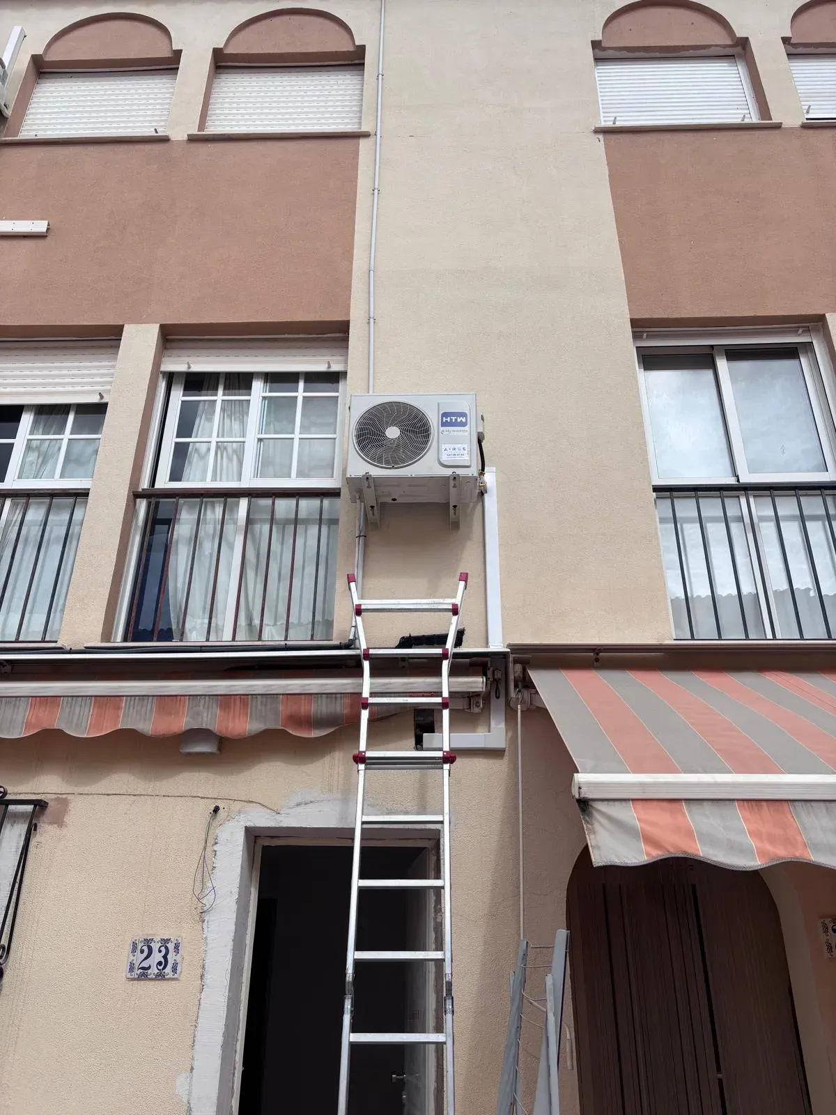 Unidad exterior de aire acondicionado recién instalada en una vivienda