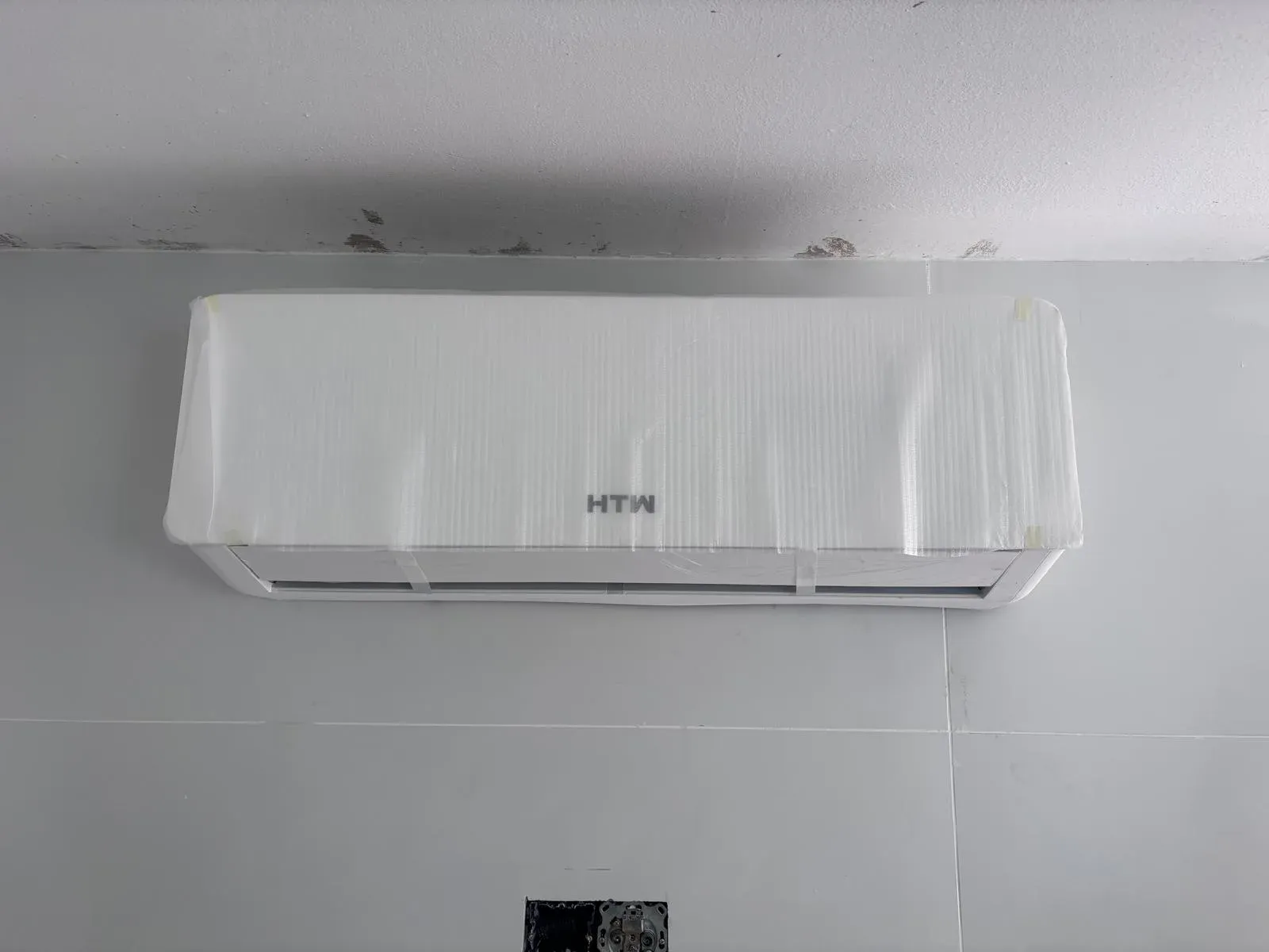 Equipo split de aire acondicionado recién instalado en una pared
