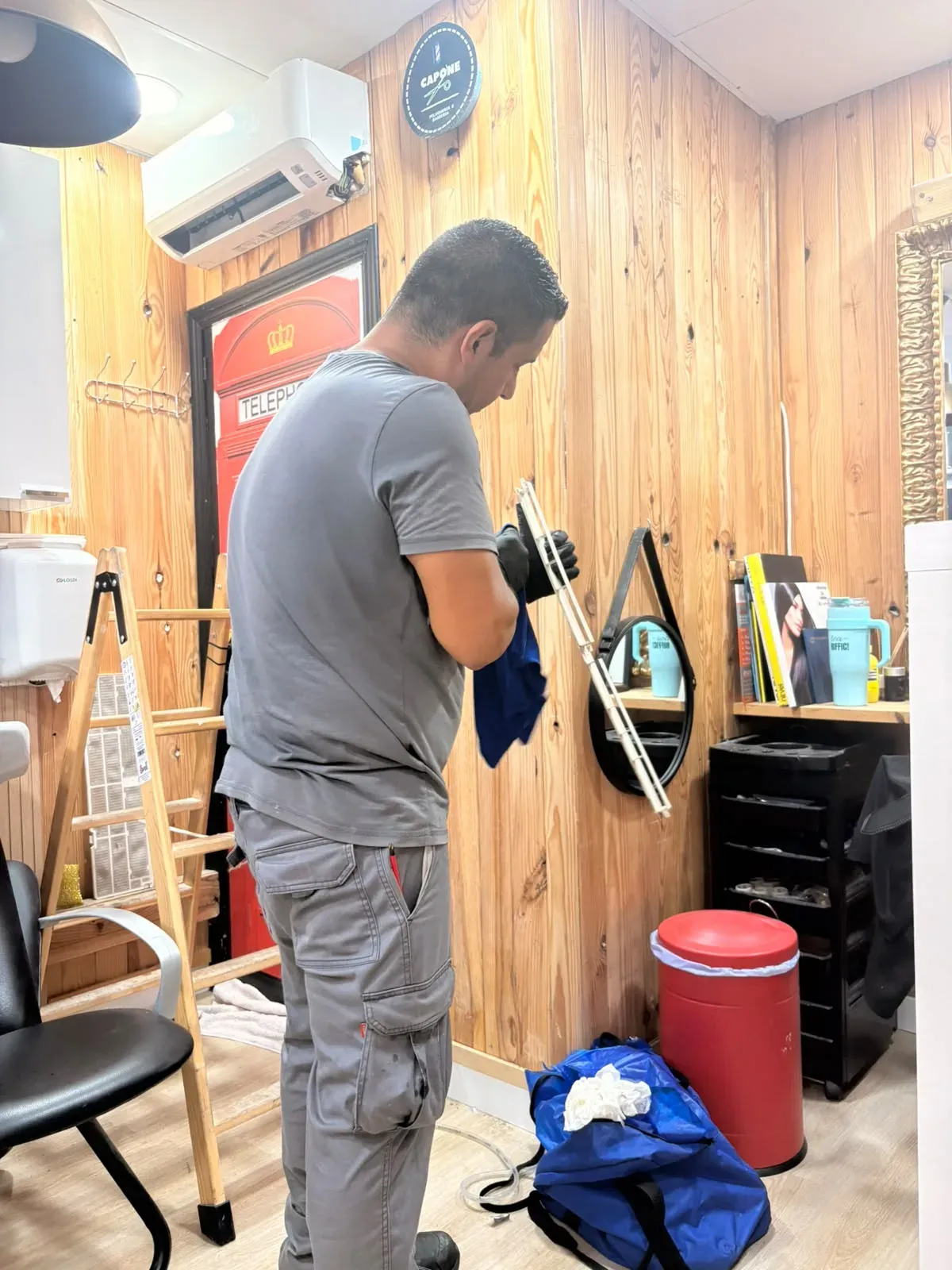 Técnico preparando el material antes de una instalación de aire acondicionado