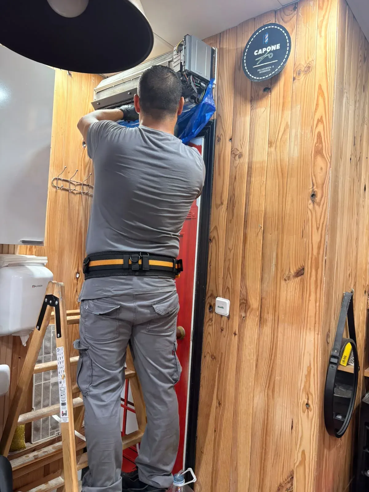 Técnico trabajando en la unidad interior de un split