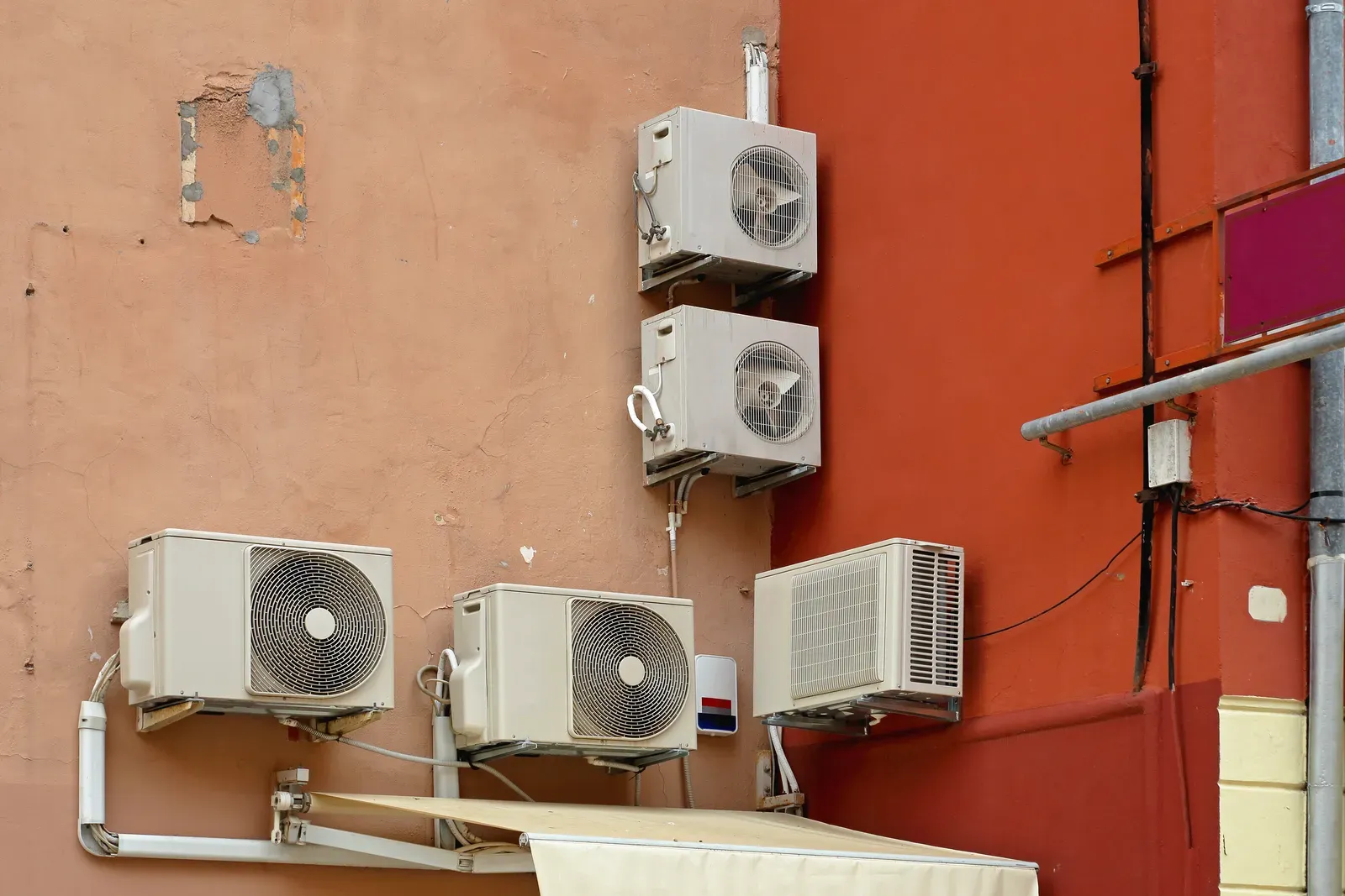Varias unidades exteriores de aire acondicionado instaladas en una fachada